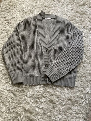 женские длинные кардиганы: Boz rəngli kardiqan - Model: V-yaxa, ön düyməli (2 düymə görünür)