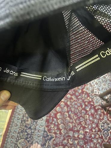 Головные уборы: Calvin Klein Jeans beysbol papağı – qara rəng original - Ön hissədə — 5