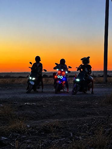 devo tiko: Скутер тюнингованный, класс 50–125 см³ (визуально формат «SUV/ADV») — 2