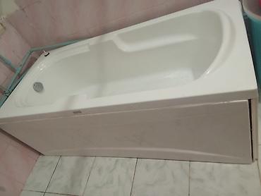 asma tavan hamam: Ağ rəngdə hamam otağı üçün vanna. Vannanın ön hissəsi panellə — 4