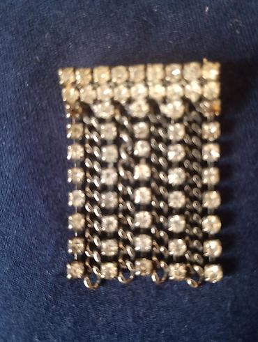 Vintage üslubda rhinestone broş - Dizayn: Üst hissədə düz xətdə