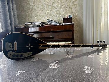 ucuz saz: Elektrikli saz - Korpus: armud formalı, parlaq qara lak örtük; arxa — 1