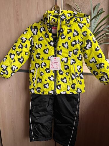 детский лыжный комбинезон: Зимний детский комбинезон. куртка и лыжные штаны размер 110 см на 4-6