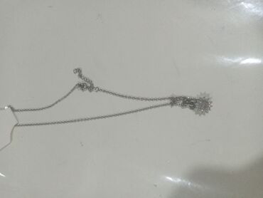 Bijuteriya dəstləri: Zərgərlik dəsti – qızılı rəng aksesuarlar Tərkib: - Boyunbağı 1: incə — 10