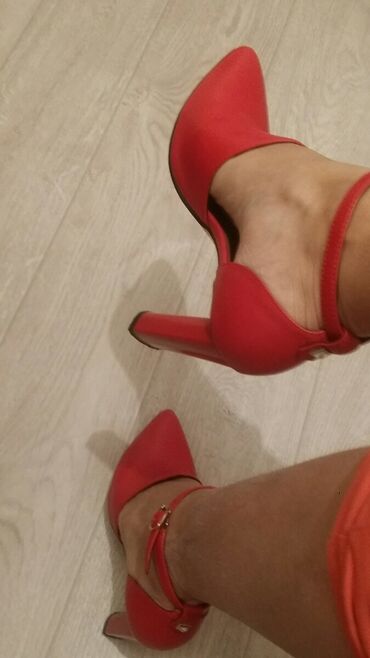 Туфли: 1. Богато и стильно. Красно-малиновый цвет насыщенный .на ноге — 8