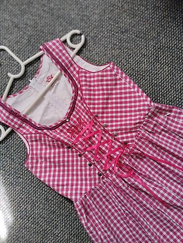romboidi: Tradicionalna haljina u stilu dirndla – ružičasto‑bela karo (gingham) — 1