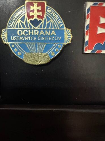 Значки, ордена и медали: Комплект значков: 1. Герб РУ; 2. Канада + Кыргызстан - Кумтор. 3. Флаг — 11