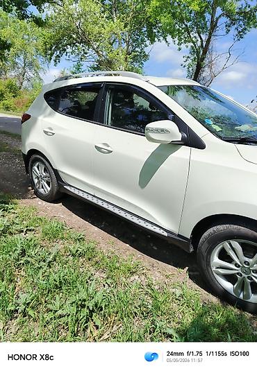 hyundai ıx35: Hyundai ix35, ağ rəngli, 5 yerlik kompakt SUV. Mühüm xüsusiyyətlər: - — 6