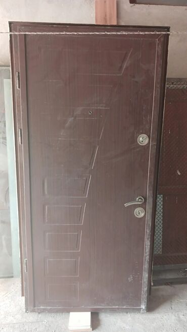 Входные двери: Tünd qəhvəyi rəngdə, müasir dizaynlı metal qapı. Qapı möhkəm