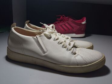 обувь белая: Кроссовки легкие хорошего качества, в хорошем состоянии