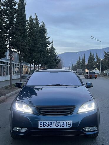 Digər avtomobillər: Göy rəngli, dördqapılı, lyuklu sedan tipli avtomobil. Ön hissədə qara — 9