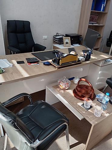 Ofis mebel dəsti - İş masası: İki rəng kombinasiyasında (açıq ağac