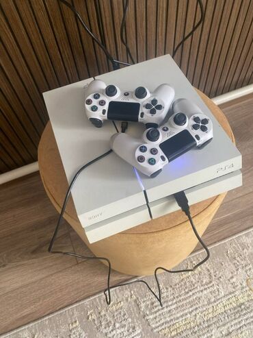 компь: Игровая консоль Sony PlayStation 4 (белая, версия Slim) с двумя