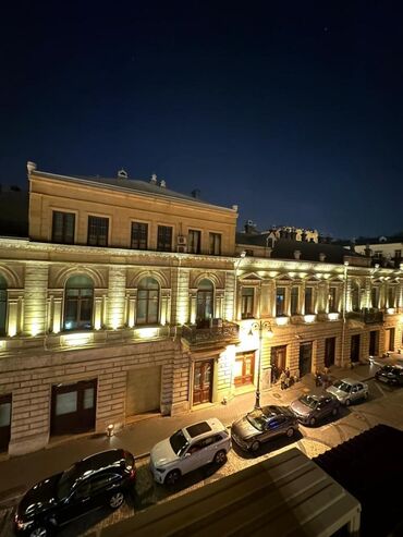 Binalar: Tarixi mərkəzdə yerləşən küçə mənzərəsi olan kommersiya obyektləri və — 35