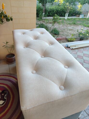 Пуфики: Элегантная банкетка прямоугольной формы, обтянутая мягкой тканью — 15