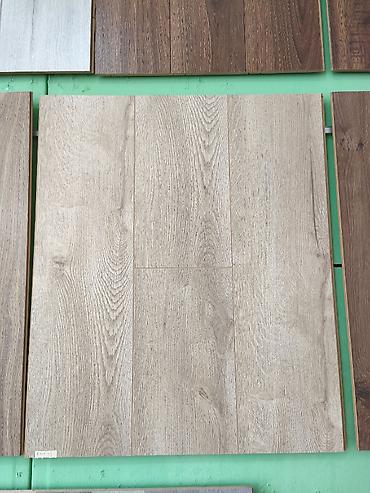 bedroom: Ağac teksturalı laminat döşəmə paneli - Rəng: açıq bej/qoz tonları — 1