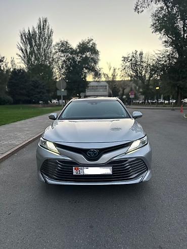byd e3: Toyota Camry: 2019 г., 2.5 л, Автомат, Гибрид, Седан — 1