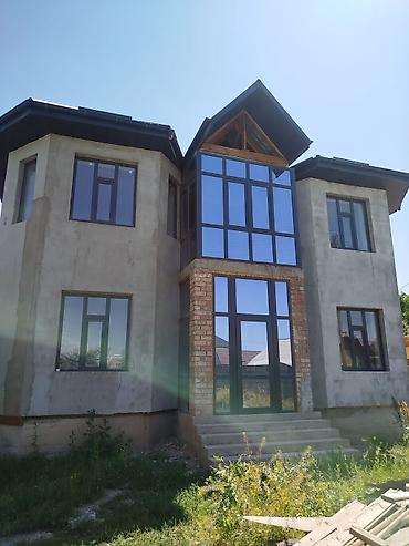 Үйлөрдү сатуу: 6 бөлмө жана андан көп, 250 м², 5 соток, Бишкек, Ак-Өргө ж/м Менчик ээси — 1