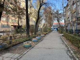 срочно продаётся 1 комнатная квартира в районе ошского рынка по улице молодая гвардия токтогула: 1 комната, 34 м², 104 серия, 1 этаж, Старый ремонт