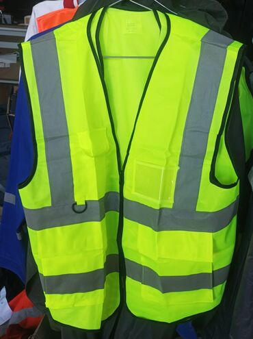 Köynəklər: Qısaqol, qara aşpaz köynəyi. Köynəyin düymələri və qıraqları qırmızı — 7