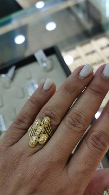 p s novo haljine: Zlatni prsten 585 premocan. Saljem snimak na viber. Naravno nov