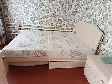 кровать с ящиком: Двуспальная кровать с изголовьем и выдвижными ящиками для хранения. - — 1