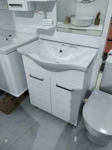 i̇sti pol: Ağ rəngdə, iki qapılı, ayaqları üzərində dayanan hamam mebeli. Bu