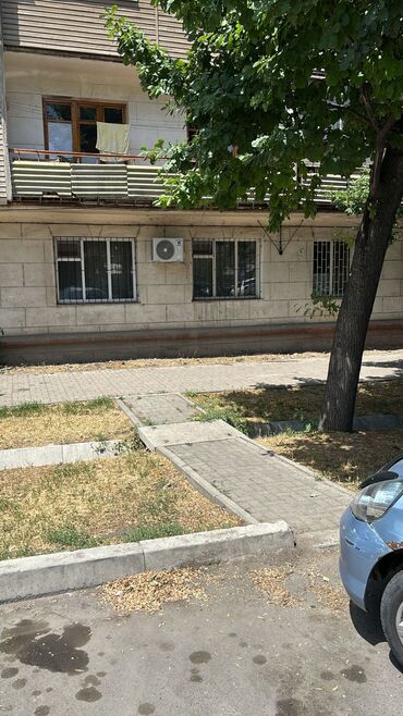 сдаётся квартира рядом рынок дордой: 3 комнаты, 70 м², Индивидуалка, 1 этаж, Косметический ремонт