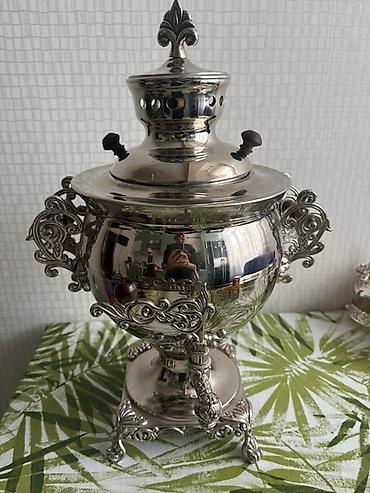 Qədim samovarlar: Klassik rus samovarı – dekorativ naxışlı metal gövdə və möhkəm ayaqlıq — 2