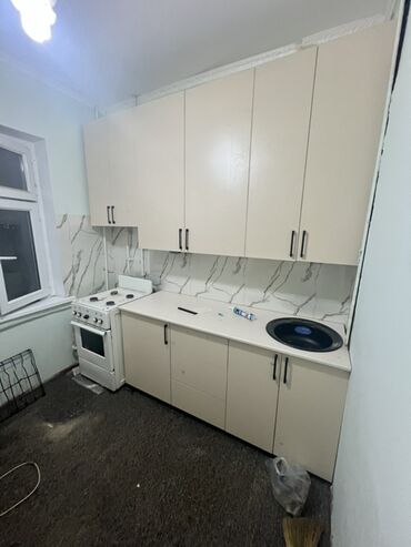 Кухонные гарнитуры: Кухонный гарнитур модульный, белый, с тёмной столешницей. Состав и — 21