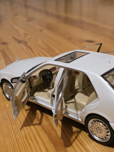Avtomobil modelləri: Kolleksiya üçün detalı maket avtomobil - Miqyas: təxmini 1:18 - — 3