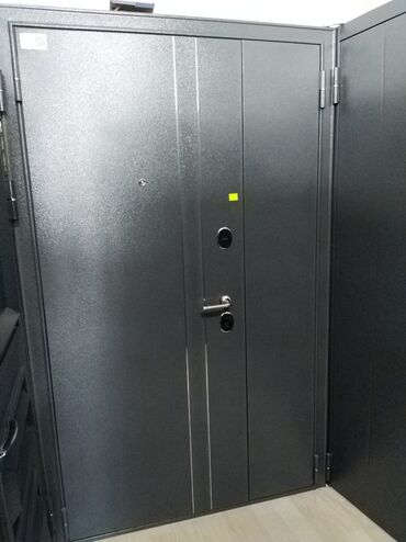 qapılar: Metal konstruksiyalı, boz rəngdə olan bu qapı, ev və ya ofis üçün