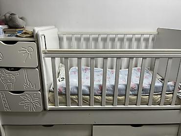 bunk bed: Детская кровать белого цвета с бортиком и встроенной тумбой — 1