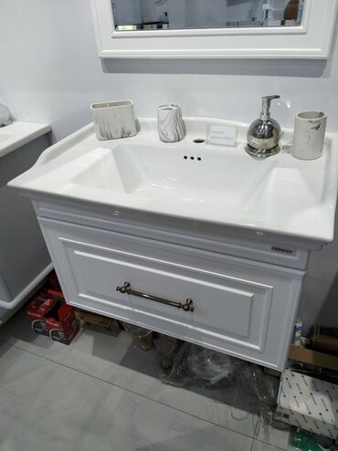 hamam ucun moydadir: Ağ rəngli, keramik lavabosu olan, klassik üslubda hazırlanmış hamam