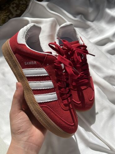обувь адидас: Adidas Samba — кроссовки в ярко‑красном цвете с белыми фирменными