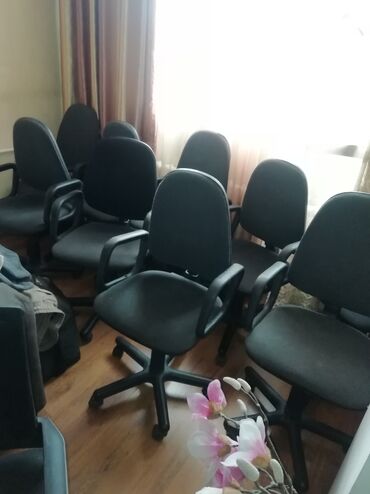 продам офисную мебель бу: Офис креслолор, Колдонулган, Дөңгөлөктүү, Өзү алып кетүү