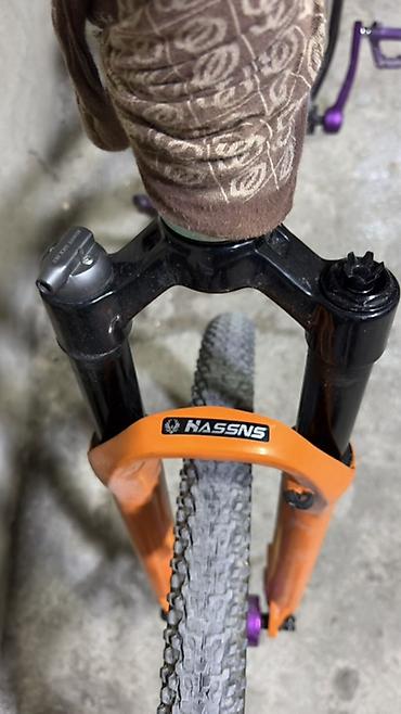 abc design 3 tec universal arabalar: Ön amortizator – HASSNS, “Virtual Pivot System” etiketli, MTB üçün — 3
