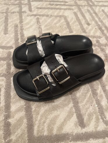 черная обувь: Продаю шлёпанцы 37 размер женская но и мальчикам тоже можно новые