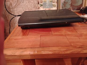 playstation 5 bakida: Sony PlayStation 3 oyun konsolu. Konsolun korpusu qara rəngdədir. Bu