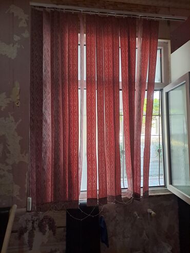 Pərdə və tüllər: Pəncərəyə asılmış, qırmızı rəngdə, şaquli jalüz. Jalüzlər pəncərəni
