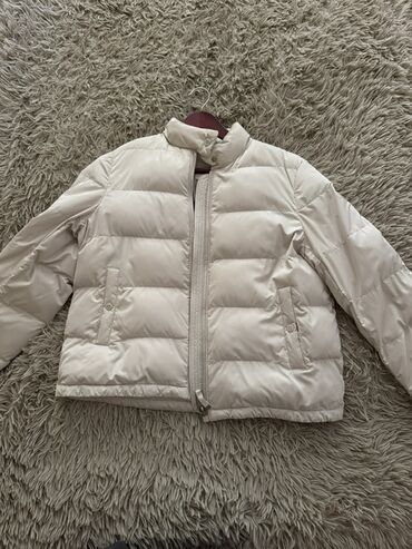 yun jaketlər: Massimo Dutti Rəng: krem/şampan Model: qısa puf şişmə gödəkçə