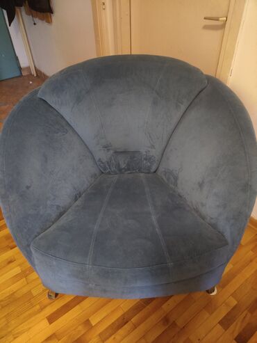 Fotelje: Fotelja u dobrom jaku udobna i komfora. Cena nije fiksna mogu da je