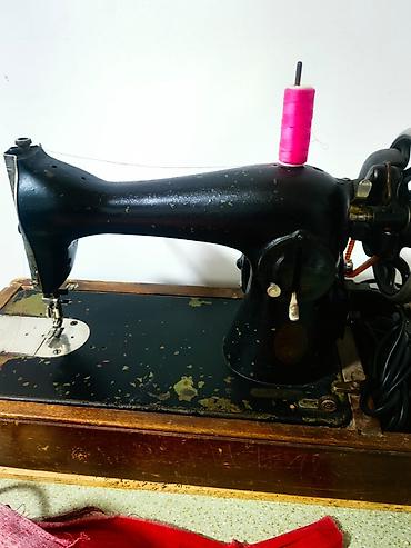 derzi masini: Klassik mexaniki tikiş maşını - Döküm metal gövdə, taxta baza — 1
