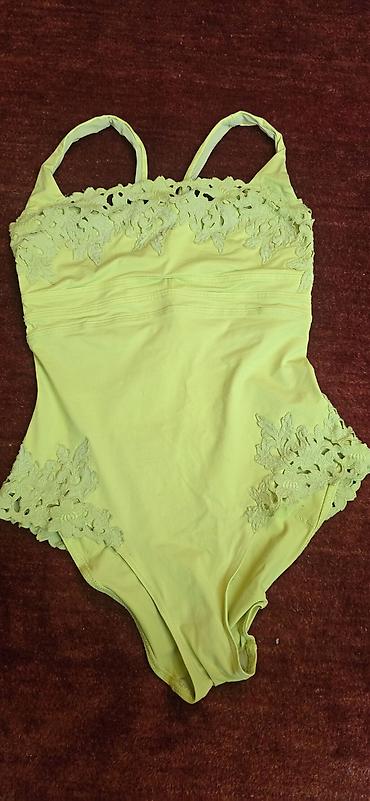 Çimərlik geyimləri: Qadın bədəni üçün birhissəli mayo - Rəng: açıq limon/sarı - Model — 1