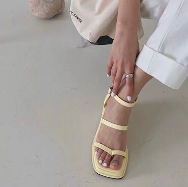 puma обувь: Продаю босоножки светло-желтого цвета. Абсолютно новые. Заказывала с