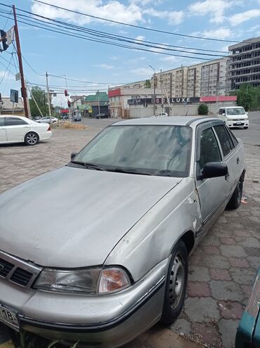 Daewoo: Daewoo Nexia – это компактный автомобиль, подходящий для городских