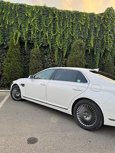 Другие автомобили: Белый представительский седан бизнес-класса. Кузов и дизайн: - — 1