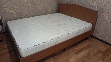 Двуспальные кровати: Двуспальная кровать, Б/у, С матрасом, длина - 200 см