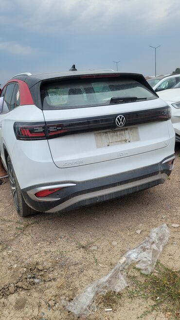 зарядное устройство для электромобиля: Белый кроссовер Volkswagen ID.4 х запас хода 520 км с черной крышей