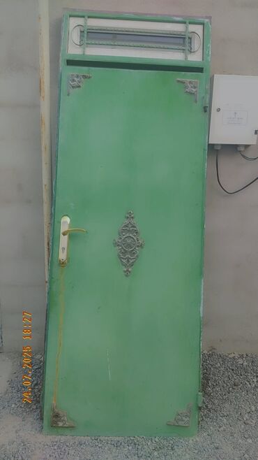 qapi qollari: Yaşıl rəngdə metal qapı, üst hissəsində pəncərəsi və dekorativ metal